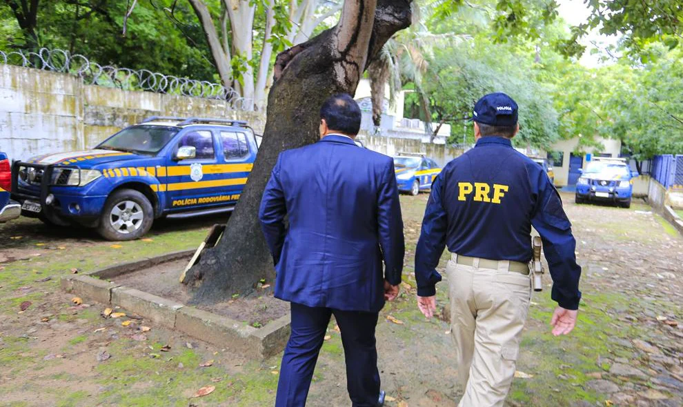 Fábio Abreu visita pátio da PRF
