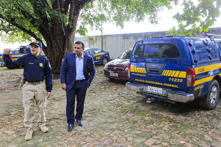 Fábio Abreu visitando o pátio da PRF