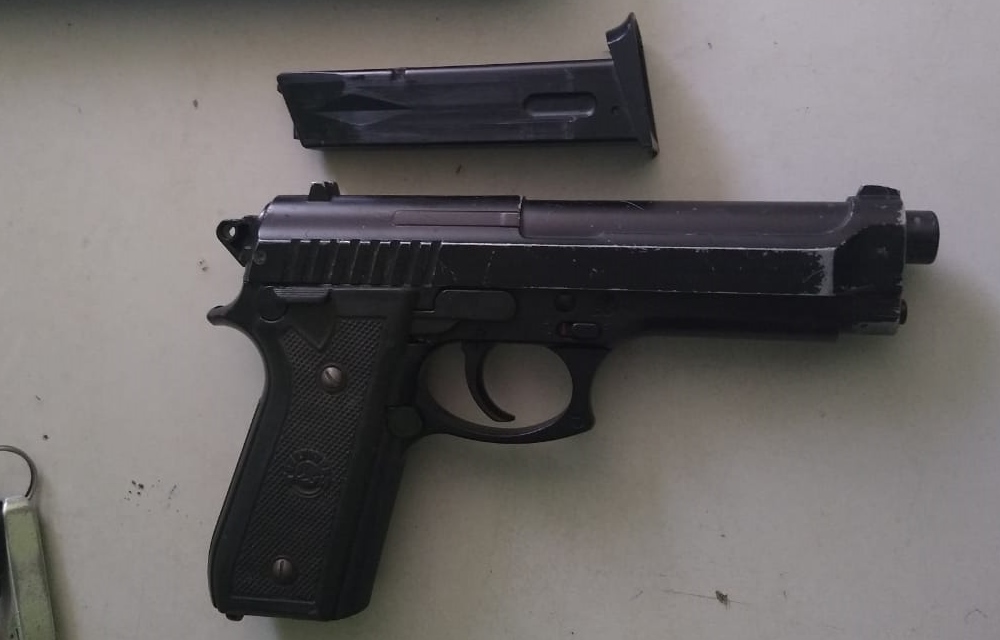 Pistola encontrada com o suspeito