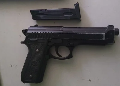 Pistola encontrada com o suspeito