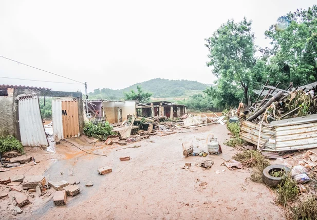 Chuva forte provoca alagamentos e deslizamentos em Minas Gerais