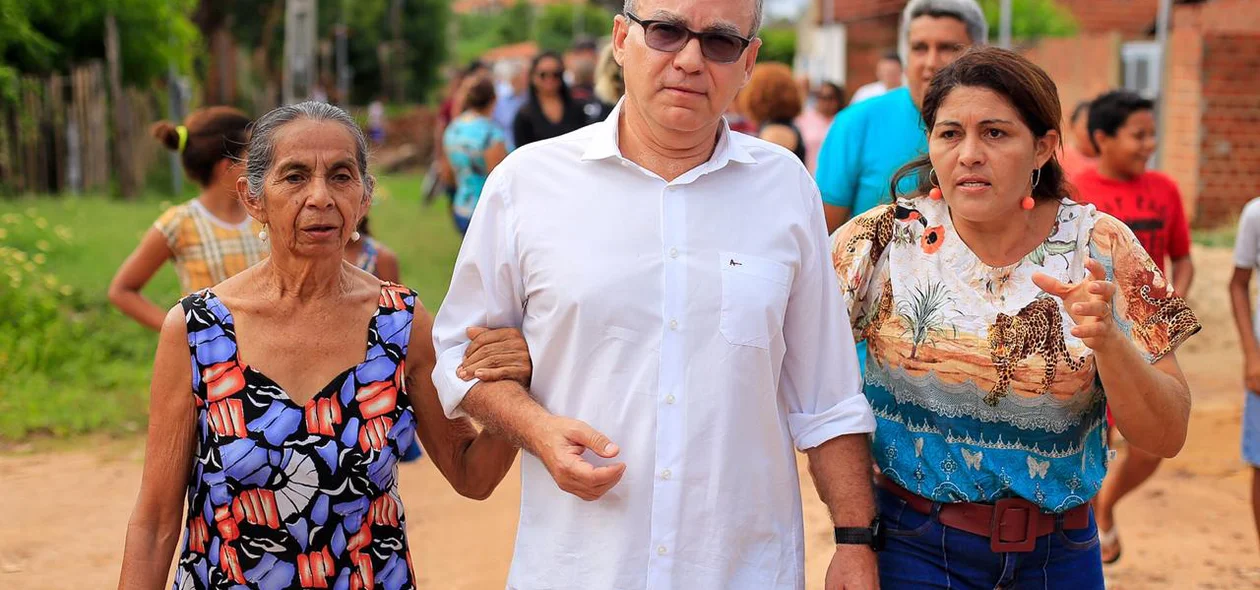 Firmino Filho com as moradoras do assentamento Nova Esperança