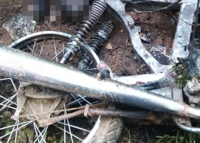Moto ficou destruída