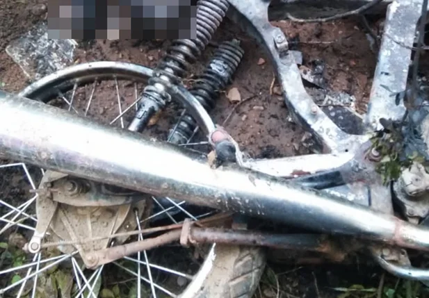 Moto ficou destruída