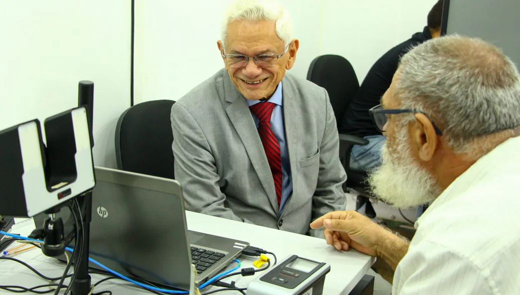 Presidente do TRE visita o cartório móvel na UFPI 