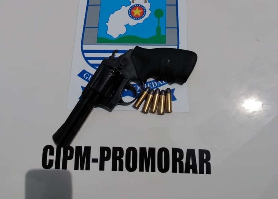 Arma encontrada com o suspeito