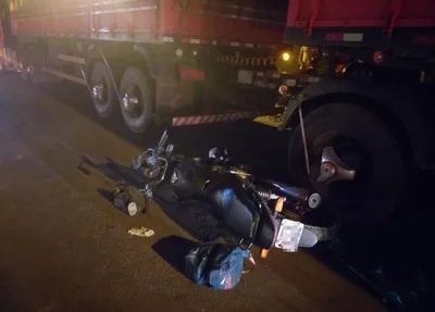 Motocicleta onde estavam as vítimas