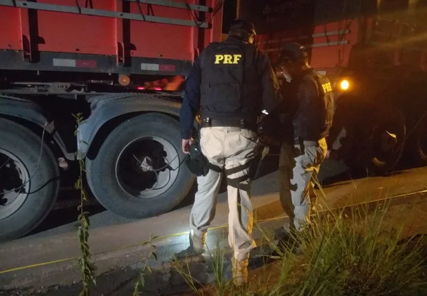 Polícia Rodoviária Federal no local do acidente