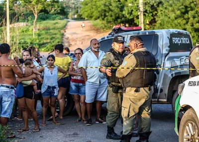Policiais na cena do crime
