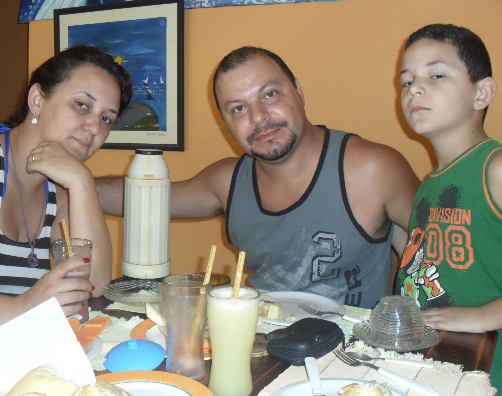 A mãe, Flaviana Gonçalves, o pai, Romuyuki Veras Goncalves e o filho Juan Vitor Gonçalves