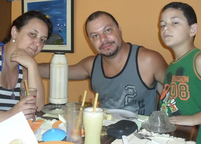 A mãe, Flaviana Gonçalves, o pai, Romuyuki Veras Goncalves e o filho Juan Vitor Gonçalves