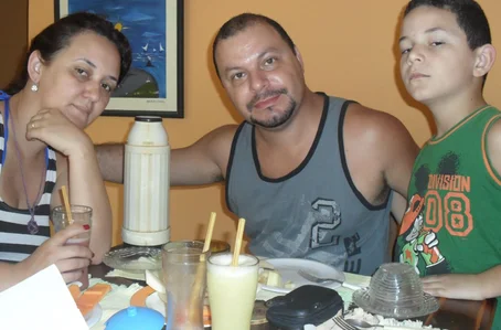 A mãe, Flaviana Gonçalves, o pai, Romuyuki Veras Goncalves e o filho Juan Vitor Gonçalves