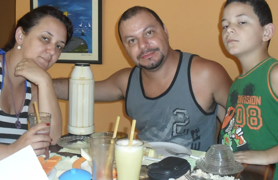 A mãe, Flaviana Gonçalves, o pai, Romuyuki Veras Goncalves e o filho Juan Vitor Gonçalves