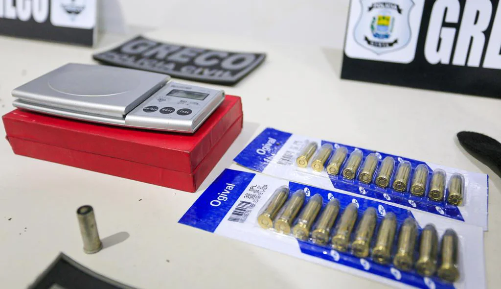Balança de precisão e Munições apreendidas