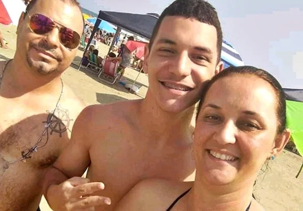 A mãe, Flaviana Gonçalves, o pai, Romuyuki Veras Goncalves e o filho Juan Vitor Gonçalves