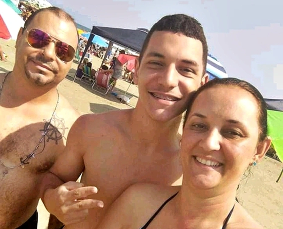 A mãe, Flaviana Gonçalves, o pai, Romuyuki Veras Goncalves e o filho Juan Vitor Gonçalves