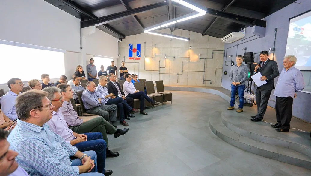 Governador foi até a sede da empresa Hot Sat