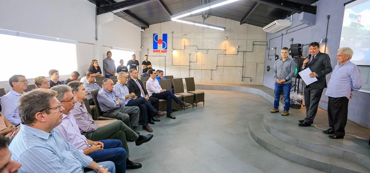 Governador foi até a sede da empresa Hot Sat