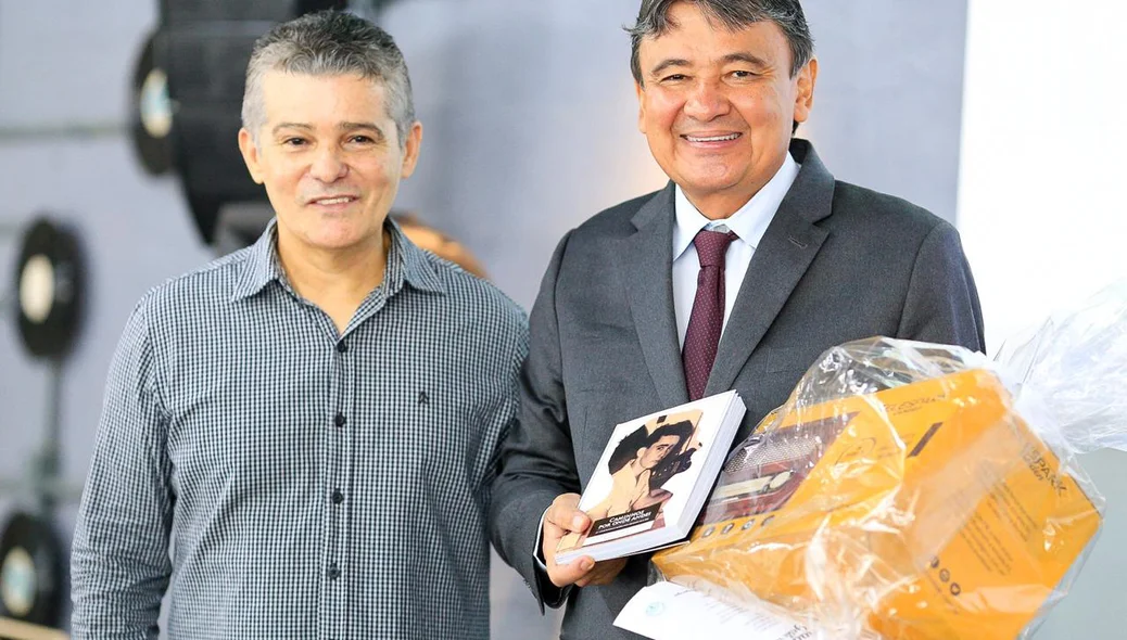 Governador visitando a sede da Hot Sat