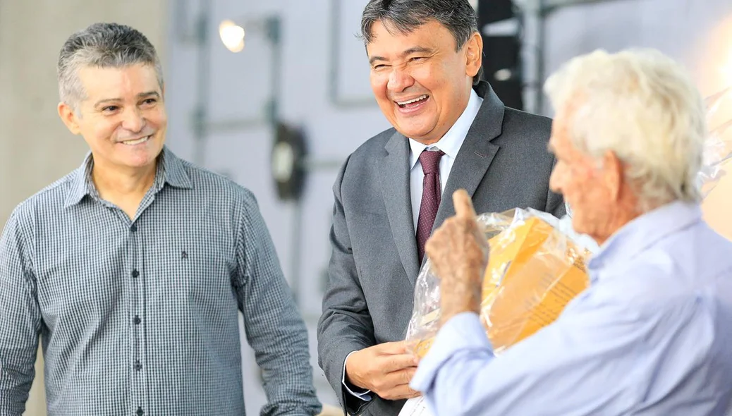 Governador Wellington Dias visitando a sede da Hot Sat