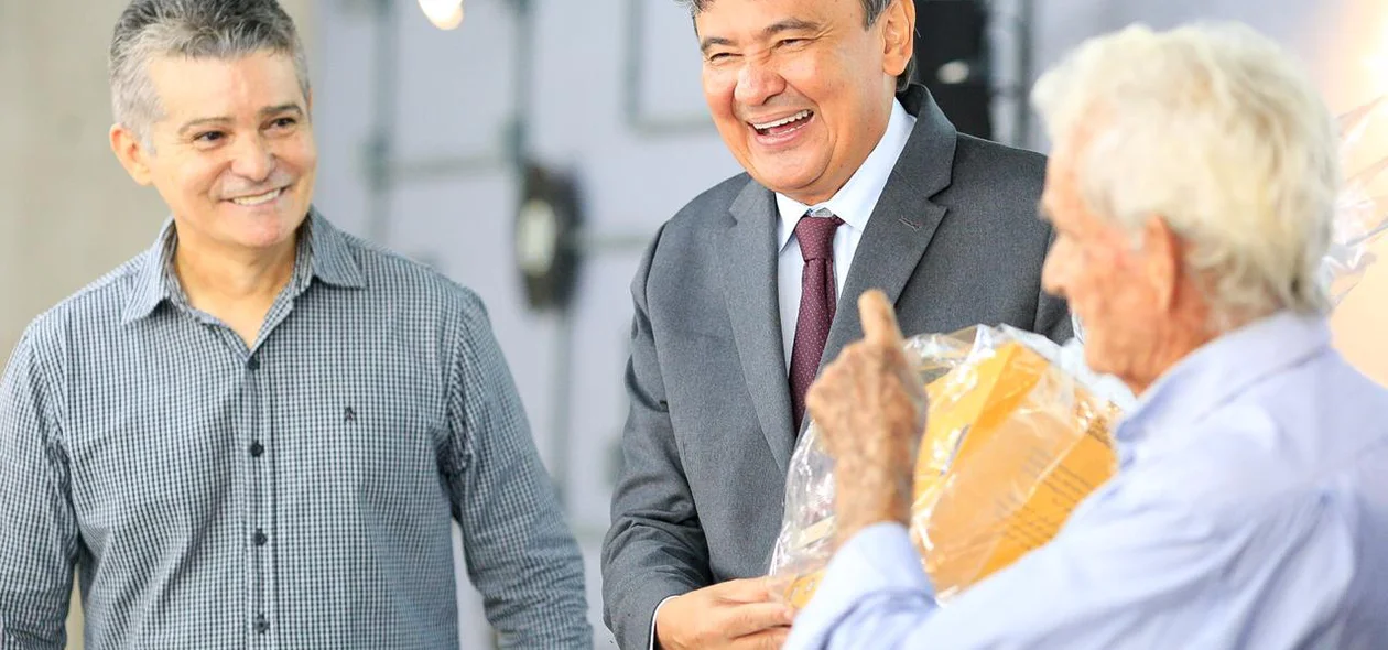 Governador Wellington Dias visitando a sede da Hot Sat