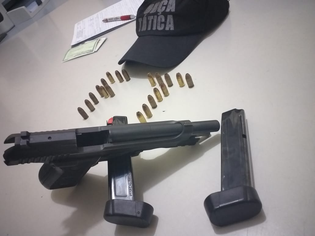 Arma e munições encontradas com o suspeito