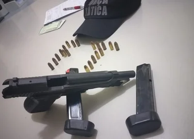 Arma e munições encontradas com o suspeito