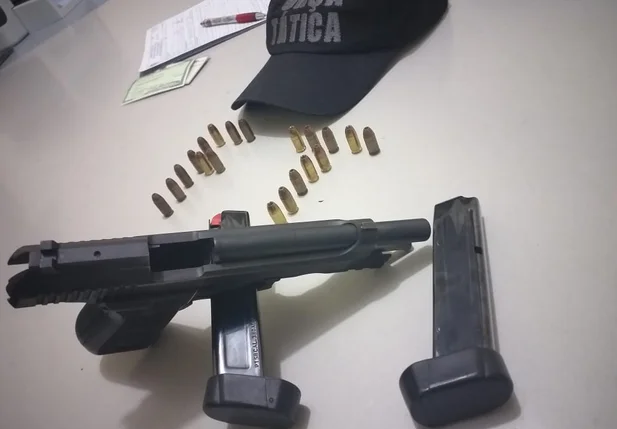 Arma e munições encontradas com o suspeito