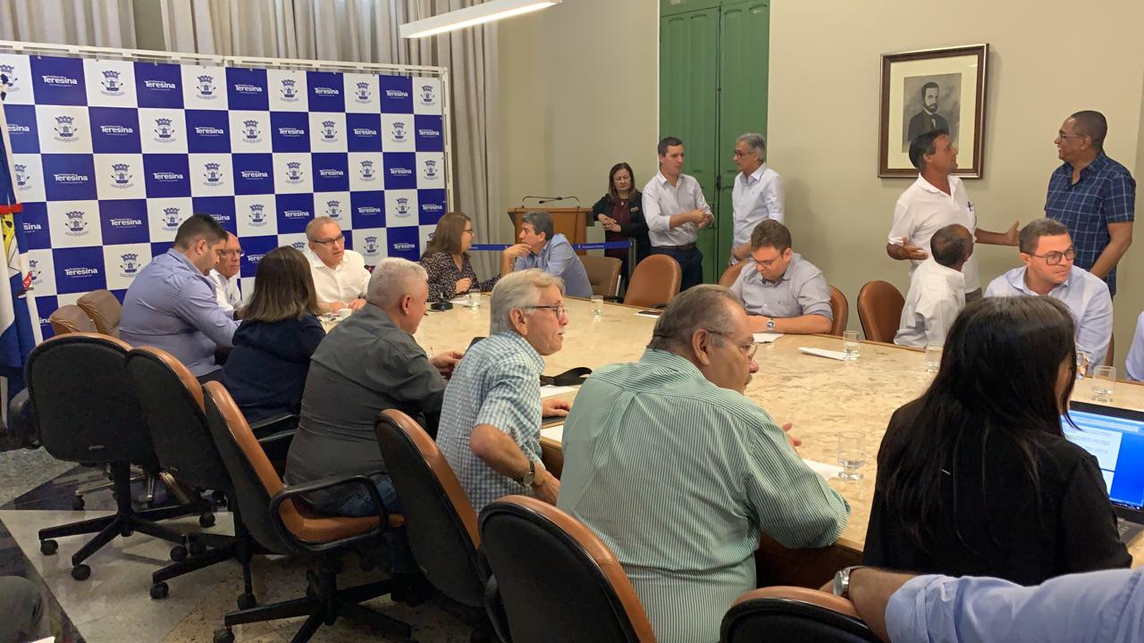 Firmino Filho reunido com vereadores da base aliada