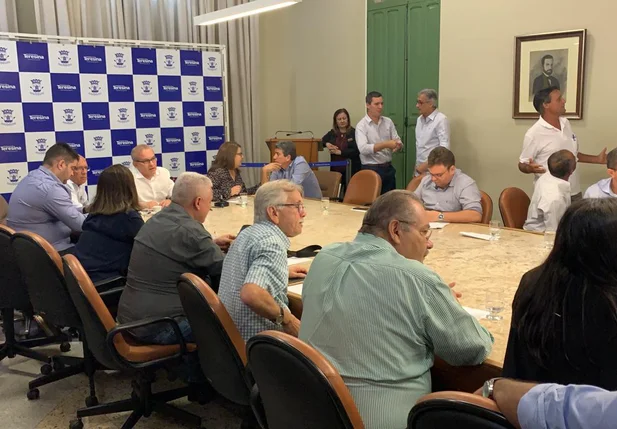 Firmino Filho reunido com vereadores da base aliada