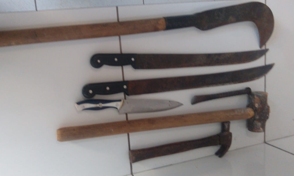 Objetos que o suspeito usou para destruir a casa