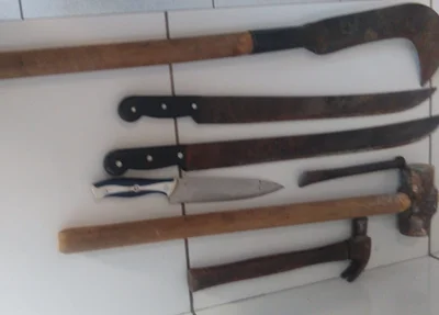 Objetos que o suspeito usou para destruir a casa