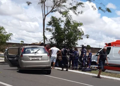 Motorista derruba poste na Avenida Maranhão