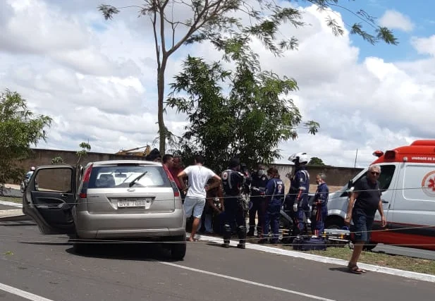 Motorista derruba poste na Avenida Maranhão