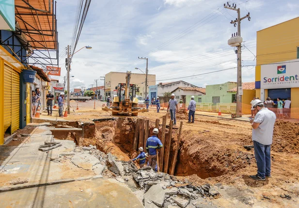 Cratera na Avenida Marechal Juarez Távora no bairro Parque Piauí 