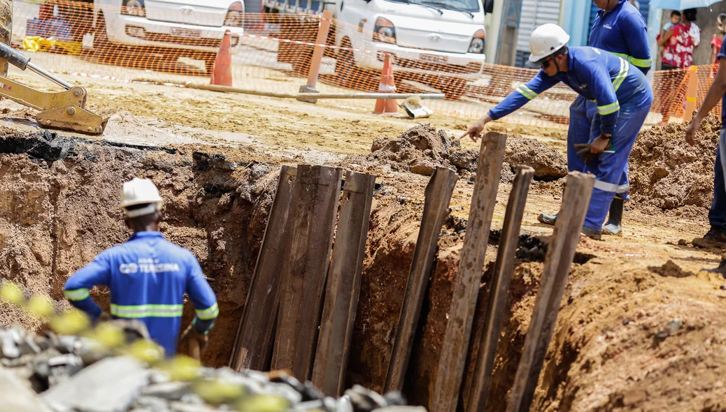 Águas de Teresina trabalhando no local 