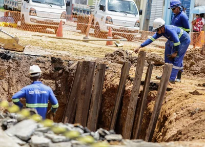 Águas de Teresina trabalhando no local 