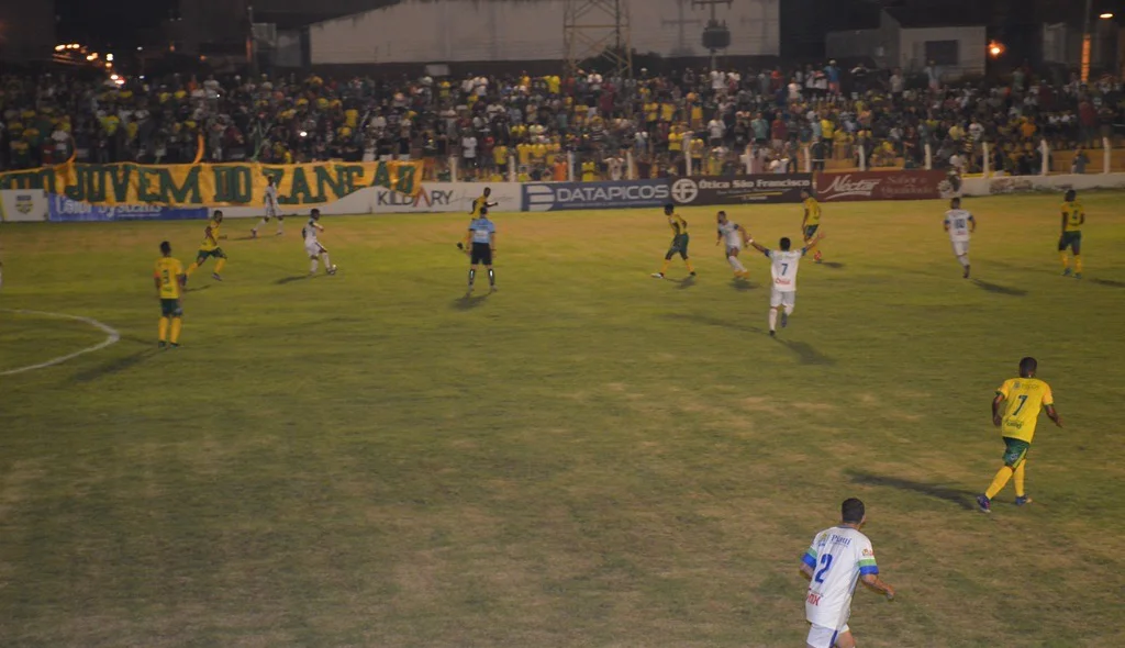 Altos começou o jogo pressionando
