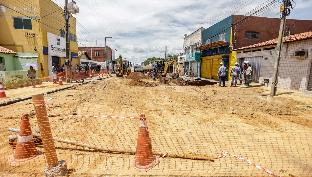 Cratera na Avenida Marechal Juarez Távora, bairro Parque Piauí 