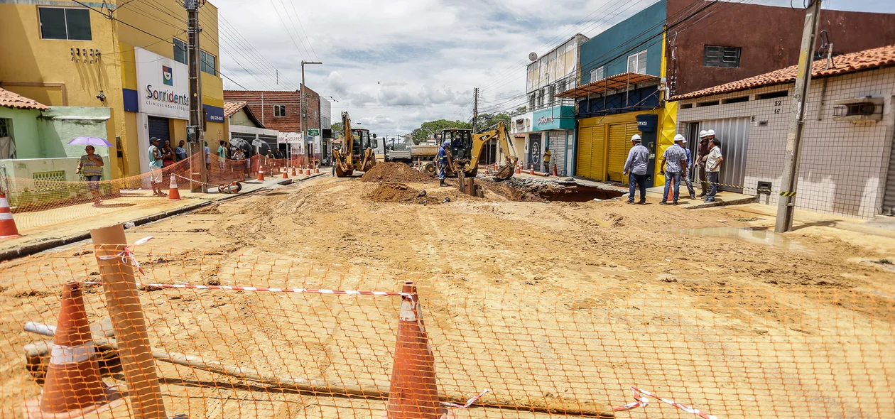 Cratera na Avenida Marechal Juarez Távora, bairro Parque Piauí 