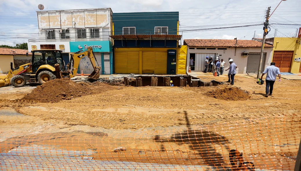 Cratera na Avenida Marechal Juarez Távora em Teresina 