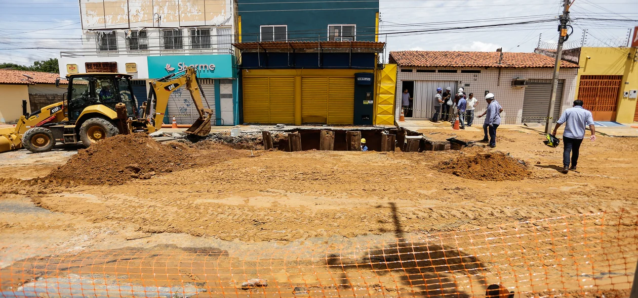 Cratera na Avenida Marechal Juarez Távora em Teresina 
