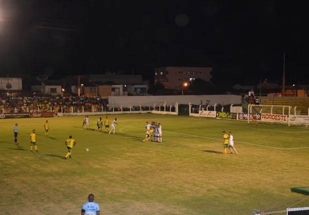 Picos vence o Altos e mantém vice-liderança no Piauiense