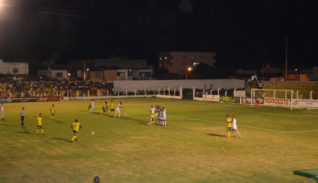 Picos pressionou, mas não conseguiu fazer o gol