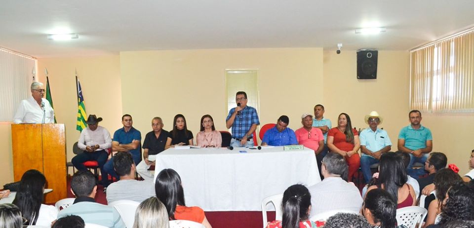 Prefeito Genival Bezerra empossa aprovados em concurso público