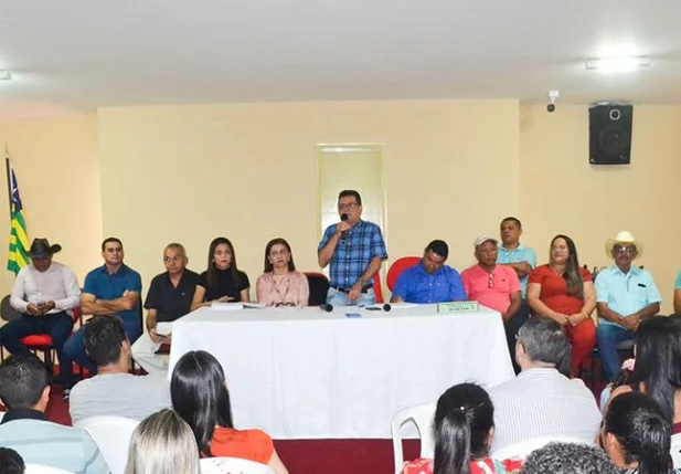 Prefeito Genival Bezerra empossa aprovados em concurso público