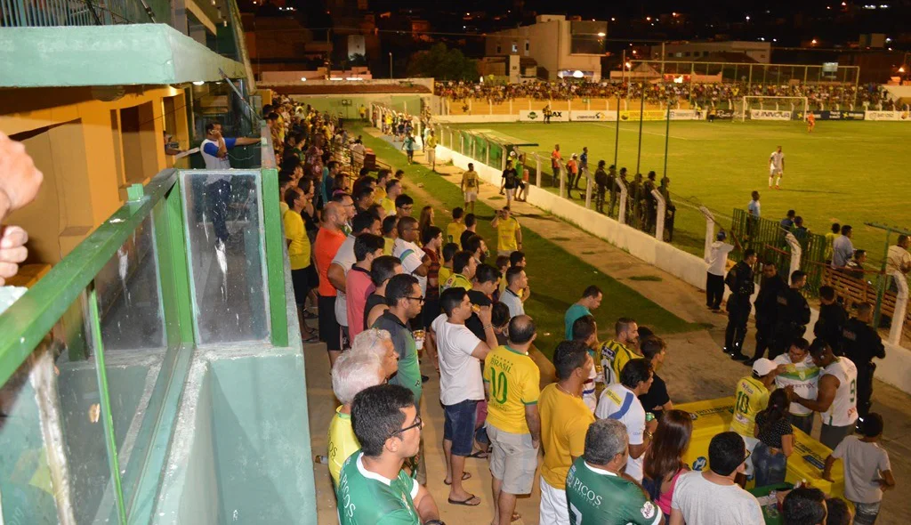 Torcida acompanha a partida
