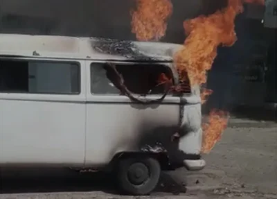 Kombi pegando fogo na Avenida Kennedy