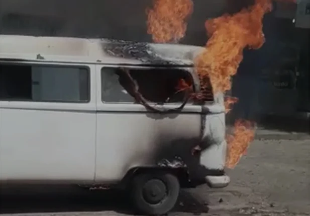 Kombi pegando fogo na Avenida Kennedy