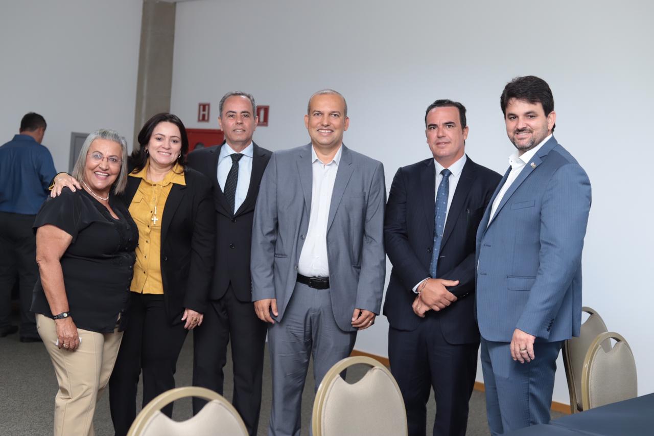 Marilene Aguiar ao lado de lideranças do Pros